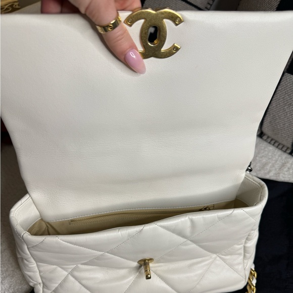 CHANEL 19 Large white - Picture 5 of 15
